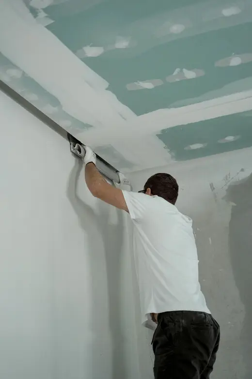 Profissional montando parede de drywall (imagem ilustrativa)