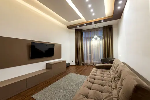 Sala com forro rebaixado, spots e sanca (imagem ilustrativa)