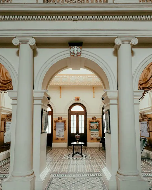 Hall clássico com colunas e arcos (imagem ilustrativa)