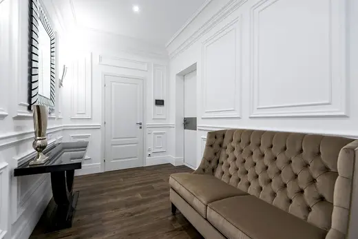 Hall com molduras de parede pintadas (imagem ilustrativa)