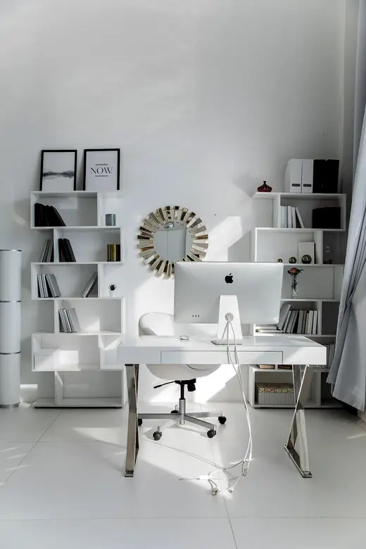 Home office branco com estante (imagem ilustrativa)
