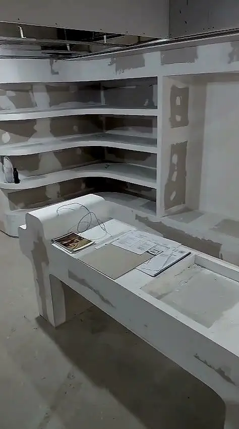 Balcão com cantos arredondados e prateleiras em drywall, em andamento (obra da Gesso Elegance)