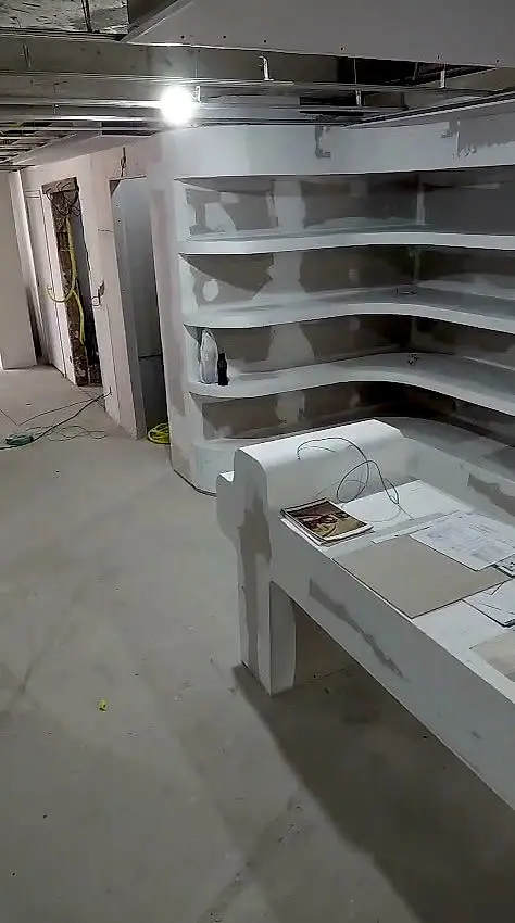 Estante curva e balcão em drywall, em fase de acabamento (obra da Gesso Elegance)