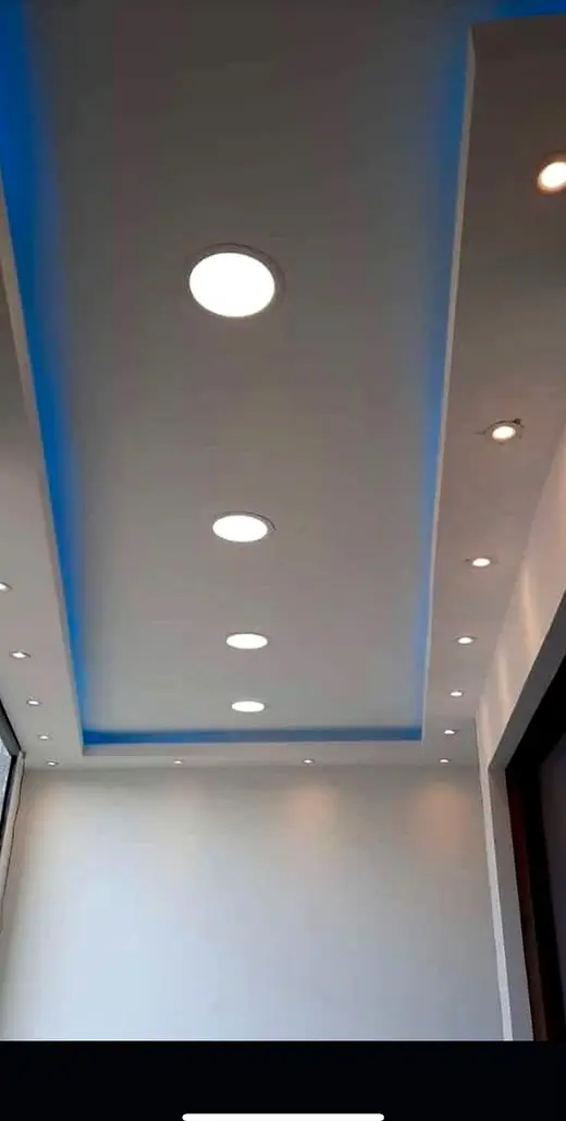 Corredor com forro rebaixado, spots e LED (obra da Gesso Elegance)