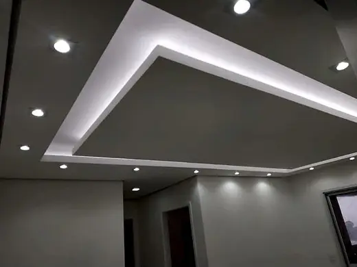 Forro com desnível e sanca iluminada (obra da Gesso Elegance)