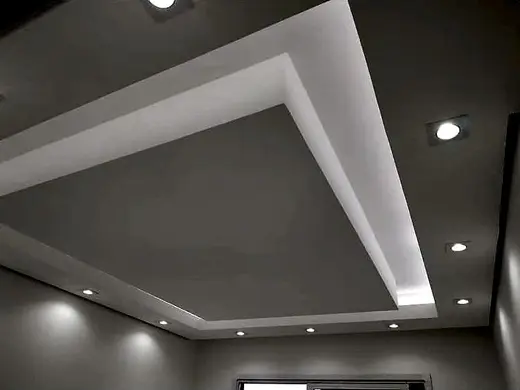 Forro rebaixado com sanca de LED e spots embutidos (obra da Gesso Elegance)