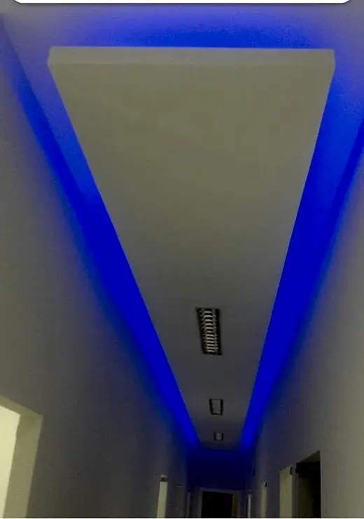 Corredor com sanca e LED azul no contorno (obra da Gesso Elegance)