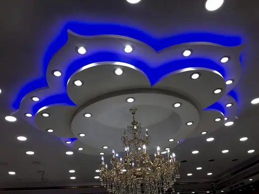 Forro decorativo com curvas, LED azul e lustre (obra da Gesso Elegance)