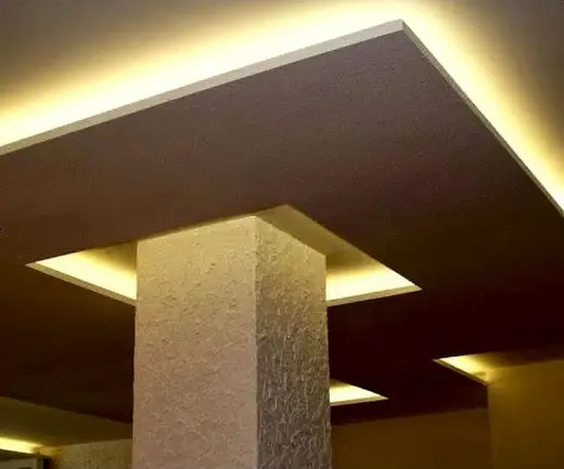 Sanca com LED quente e rebaixamento em volta do pilar (obra da Gesso Elegance)
