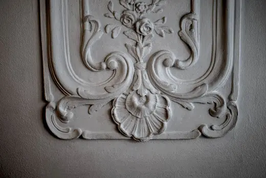 Ornamento de gesso em relevo na parede (imagem ilustrativa)