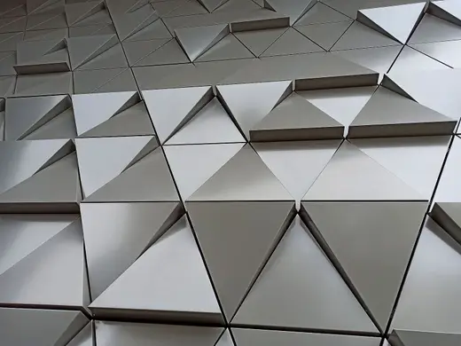 Parede com placas de gesso 3D em triângulos (imagem ilustrativa)