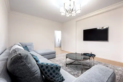 Sala com teto liso pintado e lustre (imagem ilustrativa)