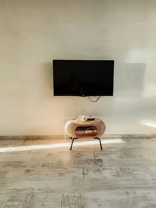 TV fixada em parede com reforço (imagem ilustrativa)